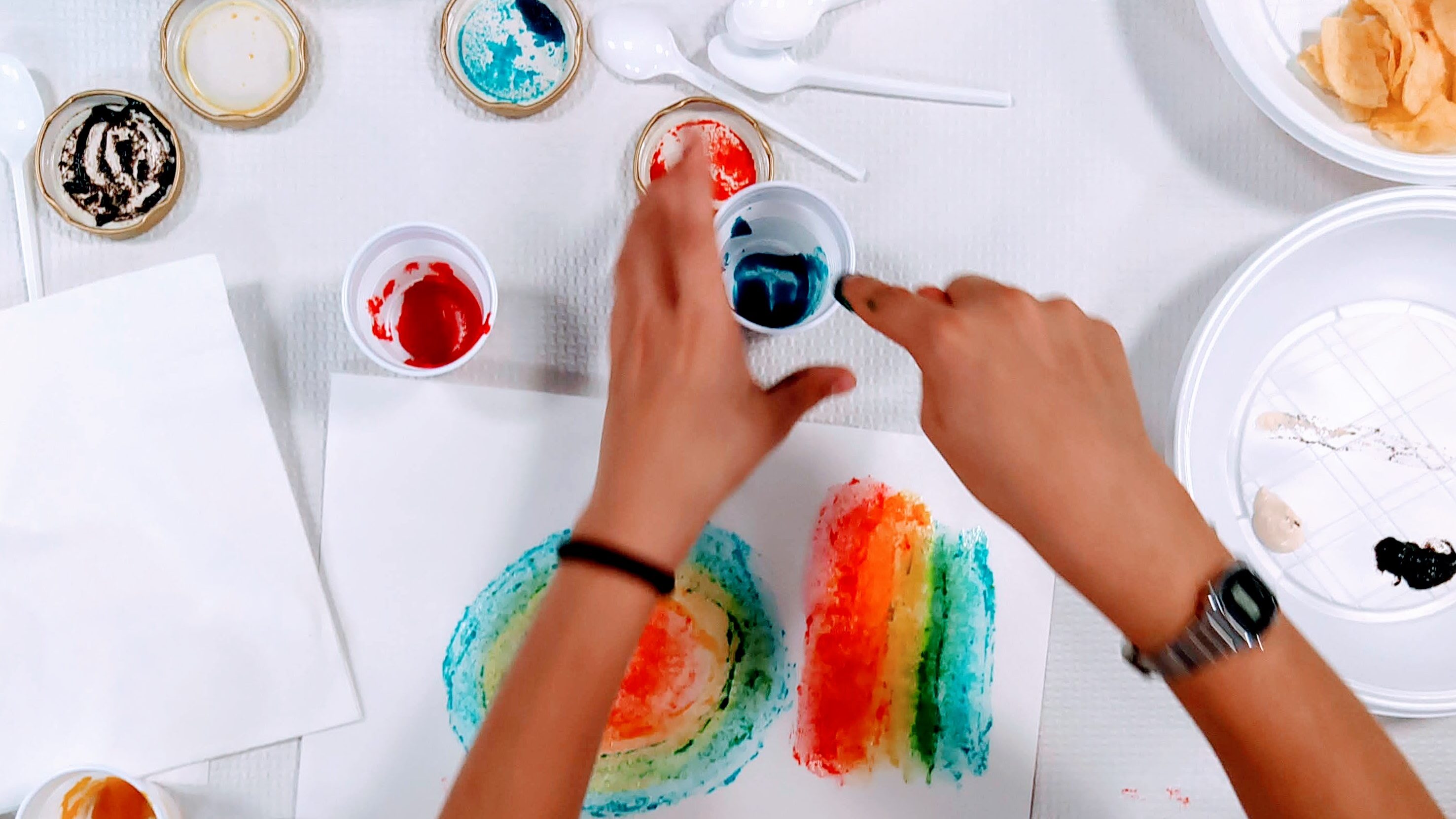 La bambina dipinge con marmellate colorate su tela di pane